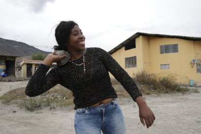 Eliana Méndez muestra cómo entrenaba con piedras con sus hermanas Poleth y Anaís en el inicio de su carrera deportiva.