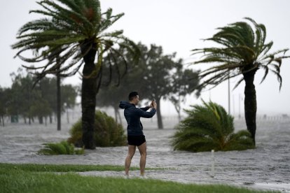 Fuertes vientos y lluvias soportan los EE.UU. por el paso del huracán.