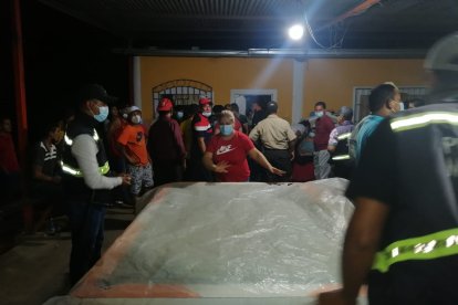 La Policía hizo desalojar a los presentes, quienes no tenían medidas de bioseguridad.