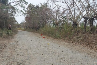 En esta vía del recinto Bajo Hondo ocurrió el cruce de balas entre los motorizados y la policía.