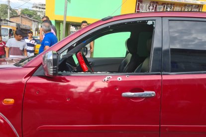 Jonathan Zambrano estaba dentro de este carro cuando atentaron contra su vida.