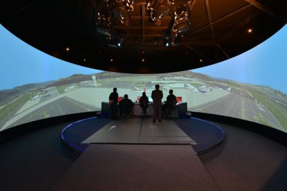 El simulador ubicado en al Escuela de Aviación Civil entrena a los controladores de tránsito aéreo.