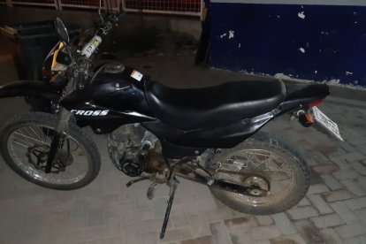 La moto en la que se movilizaba el sospechoso.