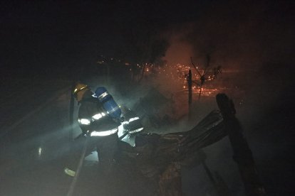 Bomberos combatieron el fuego pero no pudieron salvar la vivienda.