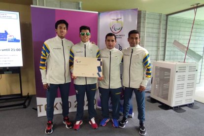 Darwin Castro (c) con el diploma junto a sus guías Diego Arévalo (i) y Santiago Rosero (d), y el entrenador Julio Chuqui.