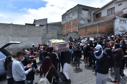 Varios moradores del sector salían de sus casas al saber del recorrido. Algunos lanzaban flores y otros oraban por su partida.