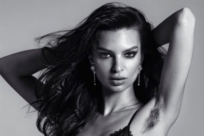 Emily Ratajkowski luciendo sus axilas sin depilar.