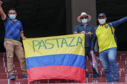Hinchas de Ecuador en las gradas del Rodrigo Paz para el partidos ante Paraguay.