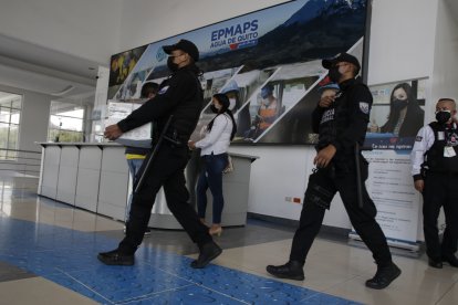 Agentes se llevaron documentos de la Empresa Metropolitana de Agua durante la diligencia.