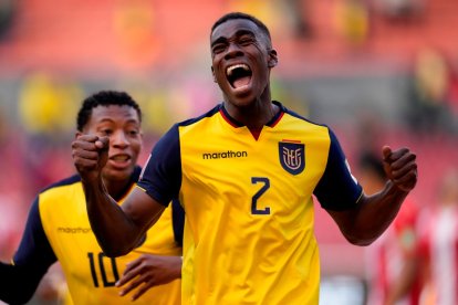 La Tri llevaba 7 partidos sin ganar y venció al "candado" paraguayo 2-0. Félix Torres y Michael Estrada.