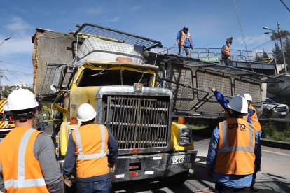 Los obreros de la Epmmop utilizaron sueldas para romper los laterales del puente y poder trasladarlo con facilidad.