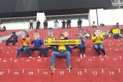 CON LOS ROSTROS de varios seleccionados, quienes forman ‘El Toque del Flaco’ le dieron color a los graderíos del estadio Rodrigo Paz Delgado. Es una tradición que iniciaron en 2016 para apoyar a la Tricolor.