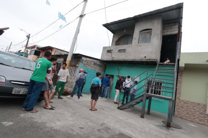 Los familiares de la víctima estaban desconcertados por lo acontecido. Los vecinos llegaban e ingresaban a la casa para consolarlos.