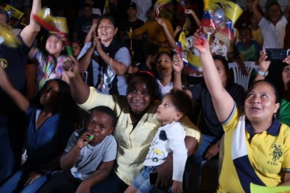 Narcisa España (blusa amarilla) festejando con sus familiares y vecinos en la isla Trinitaria la medalla de Kiara.