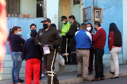 El cuerpo agonizante de la mujer fue encontrado en el pasillo de la entrada a su casa.