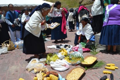 Las mujeres de las comunas llegan hasta la urbe llevando sus granos.