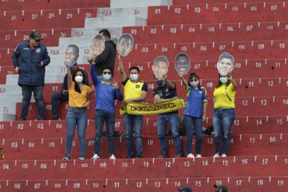 Ecuador derrotó a Paraguay por 2-0 en el regreso de los aficionados a los estadios.