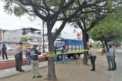 La víctima quedó recostada sobre el asiento del pequeño camión.