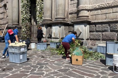 Esta mañana había personas arreglando el pórtico de la iglesia.