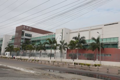 La víctima fue trasladada al hospital del Guasmo, pero falleció, pues la herida que sufrió en el cráneo fue letal.