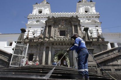 Limpieza en la iglesia San Francisco para matrimonio del hijo del presidente.