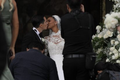 Juan David y Jasmine Tookes en la salida de iglesia.