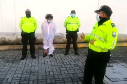 Agentes policiales detuvieron al sospechoso minutos después del crimen.