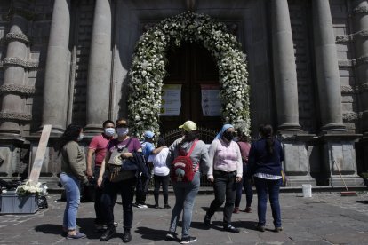 Ciudadanos se acercaron al pórtico de la iglesia para tomarse fotos con los arreglos.