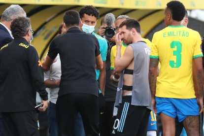 Lionel Messi de Argentina, Neymar Jr., y Marquinhos de Brasil hablan tras la suspensión de un partido de las eliminatorias sudamericanas para el Mundial de Cata.