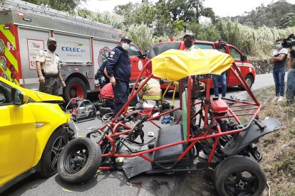 Los turistas iban en este vehículo que se accidentó al llegar a una curva.