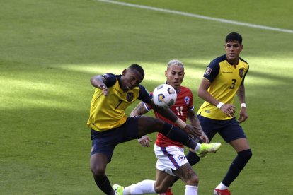 Ecuador y Chile empatan en el primer tiempo.