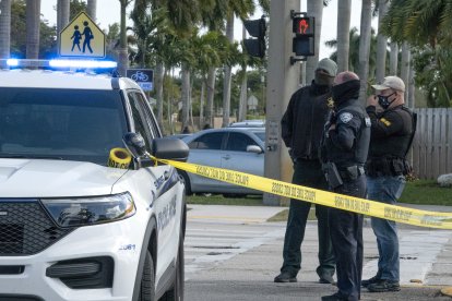 Cuatro personas, entre ellas un bebé, mueren en tiroteo en Florida.