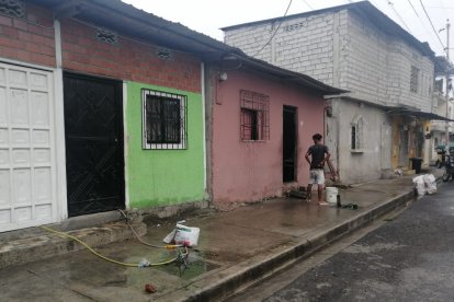 En esta casa, de color verde, veían las víctimas el partido que disputaba Ecuador contra Chile.