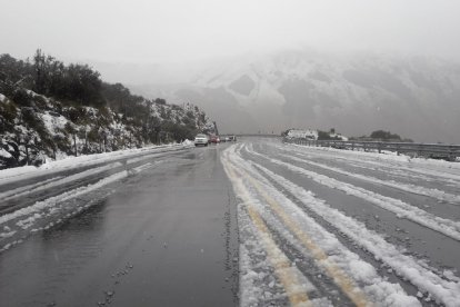 Cierre. La vía Pifo-Papallacta fue parcialmente habilitada a la circulación de vehículos.