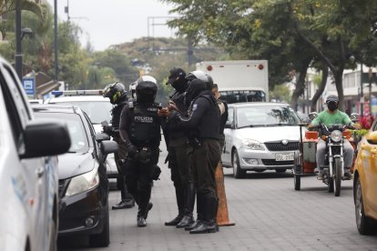 Esta mañana se intensifiaron los operativos preventivos en sectores críticos de la ciudad. En la gráfica, agentes del Distrito Modelo en Urdesa Central.