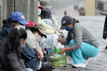 Unas dos veces por semana, Carmen comparte con las personas en situación vulnerable un plato de comida caliente.