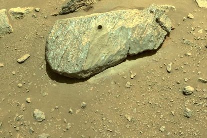 La primera roca extraída en Marte por el rover Perseverance.