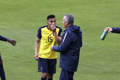 El seleccionador Gustavo Alfaro (d) fue apuntado por los hinchas tras el empate en casa ante Chile.