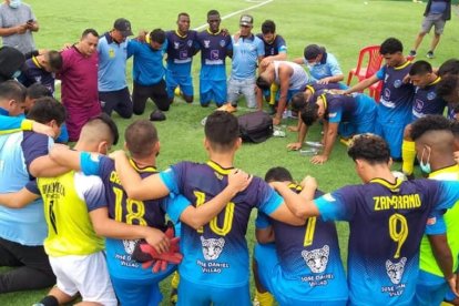 El equipo del Huancavilca S.C también se arrodilló por acceder a la siguiente etapa del zonal.