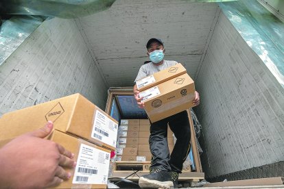 Referencial. Las empresas estiman que luego de la entrega total de las dosis las distintas naciones podrán vacunar casi por completo en cinco meses a sus poblaciones.