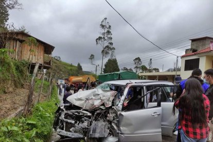 El vehículo de color plata quedó destruido en su parte delantera.