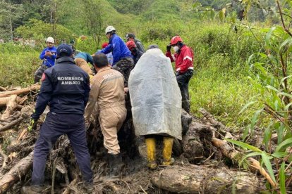 Los comuneros, con machetes, palas y moto sierras ayudaron a quitar los troncos.