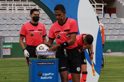 Los árbitros analizan el protagonizar una nueva paralización como medida de presión para que les cancelen los sueldos atrasados.