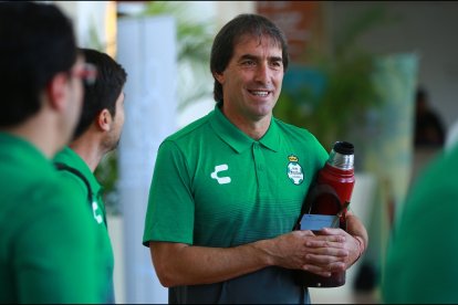 Guillermo Almada, es DT del Santos de México.