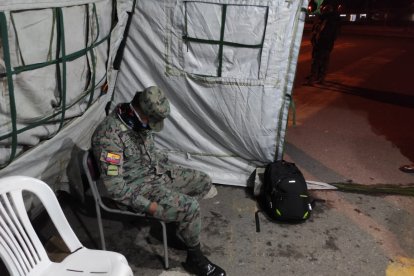 El uniformado presuntamente llevada objetos prohibidos en su mochila.