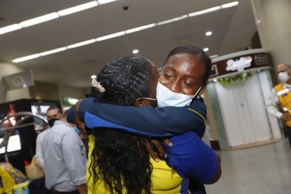 Kiara Rodríguez recibe el abrazo de su madre, doña Narcisa España-