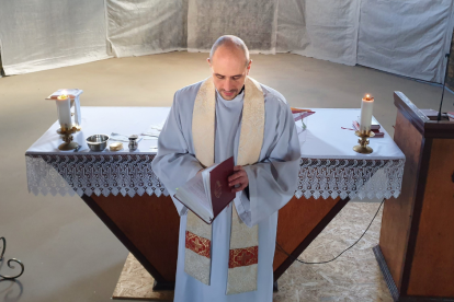 Referencial. Varios sacerdotes han pedido orar por el exobispo.