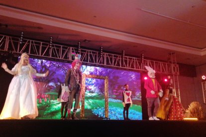 Video alusivo al 150  aniversario de la publicación del libro Alicia a  través del espejo.