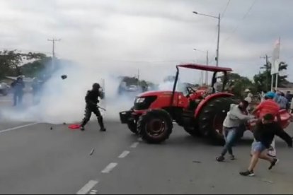Campesinos sacaron 'soplados' a los policías con palo y piedra. Los uniformados les respondieron con gases lacrimógenos.
