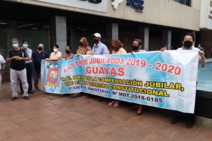 Un grupo de maestros espera en los exteriores de la Defensoría del Pueblo, antes de ser atendidos.